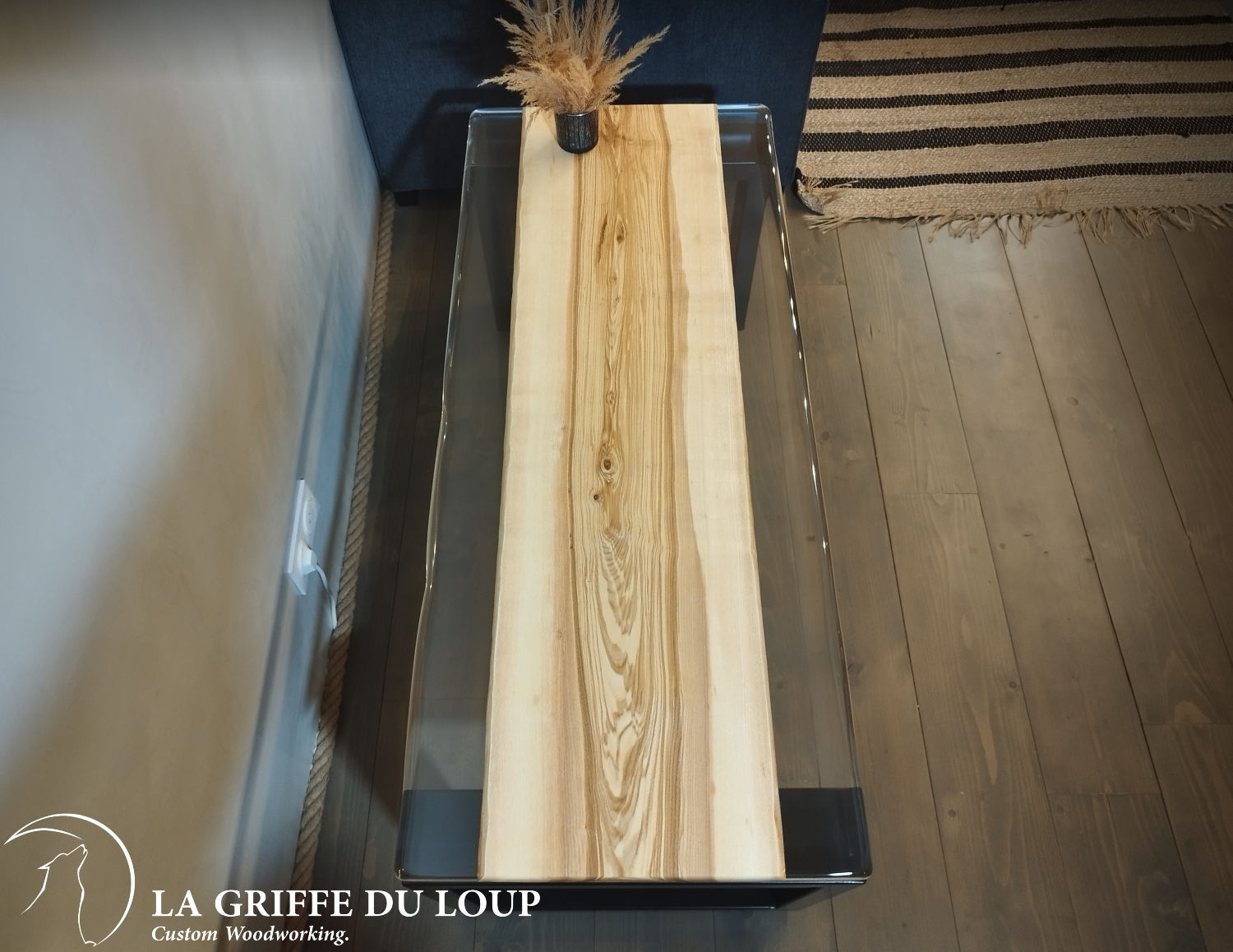 Table Basse en bois de Frêne olivier et résine époxy translucide aux bords irréguliers et plateau flottant 2